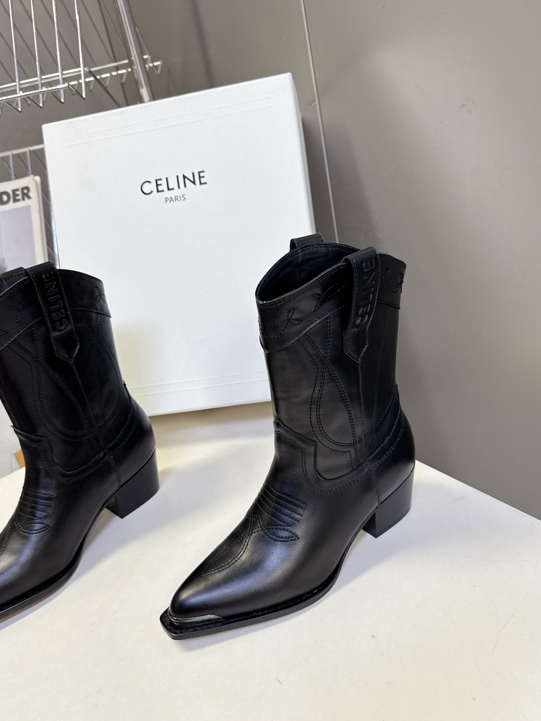  CELINE思琳专柜最新时装靴、走秀款时尚博主同款 早秋力推单品！复古欧美风格 炸街必备单品 ✔️凯旋