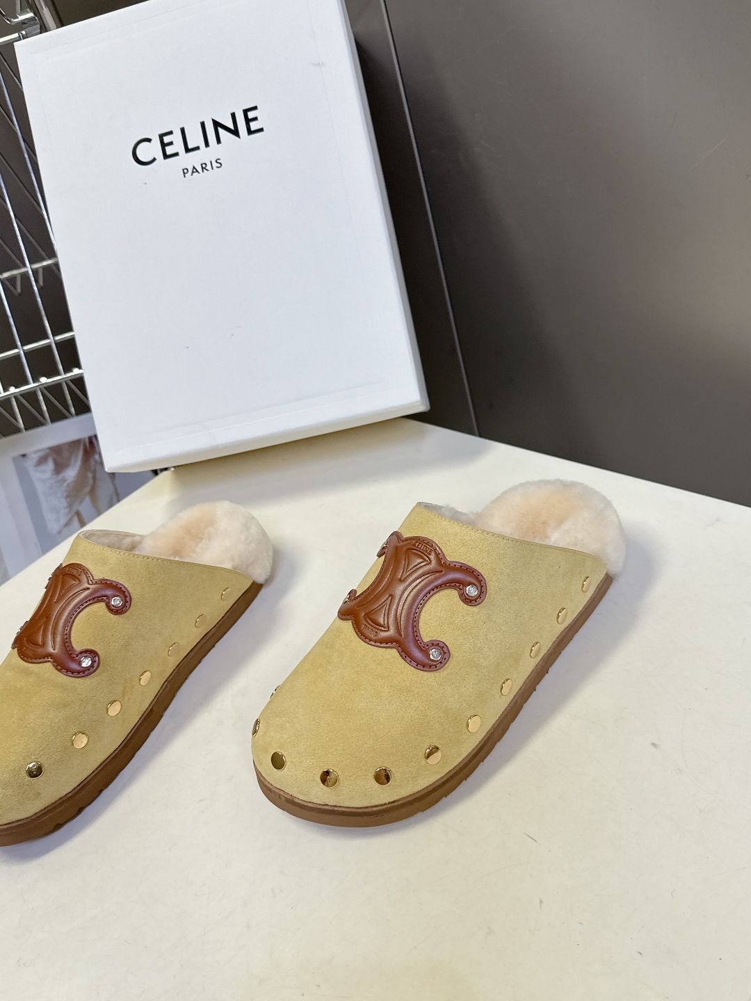  Celine思琳凯旋门秋冬新款勃肯毛毛 包头拖
高级感十足 网红ins种草神器、非常复古风、气场十足单