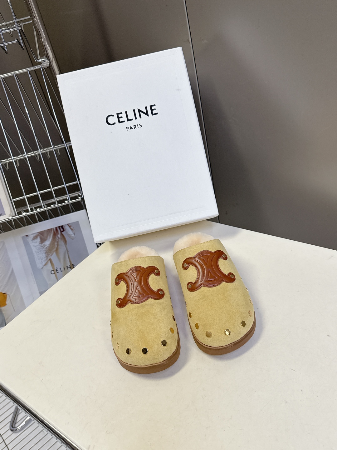  Celine思琳凯旋门秋冬新款勃肯毛毛 包头拖
高级感十足 网红ins种草神器、非常复古风、气场十足单