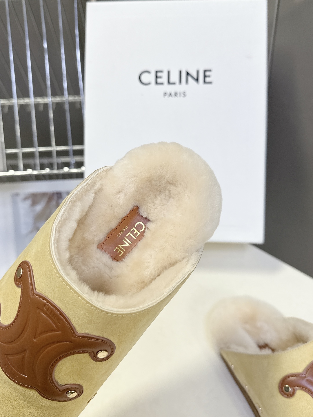  Celine思琳凯旋门秋冬新款勃肯毛毛 包头拖
高级感十足 网红ins种草神器、非常复古风、气场十足单