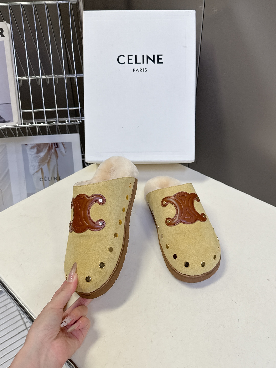  Celine思琳凯旋门秋冬新款勃肯毛毛 包头拖
高级感十足 网红ins种草神器、非常复古风、气场十足单