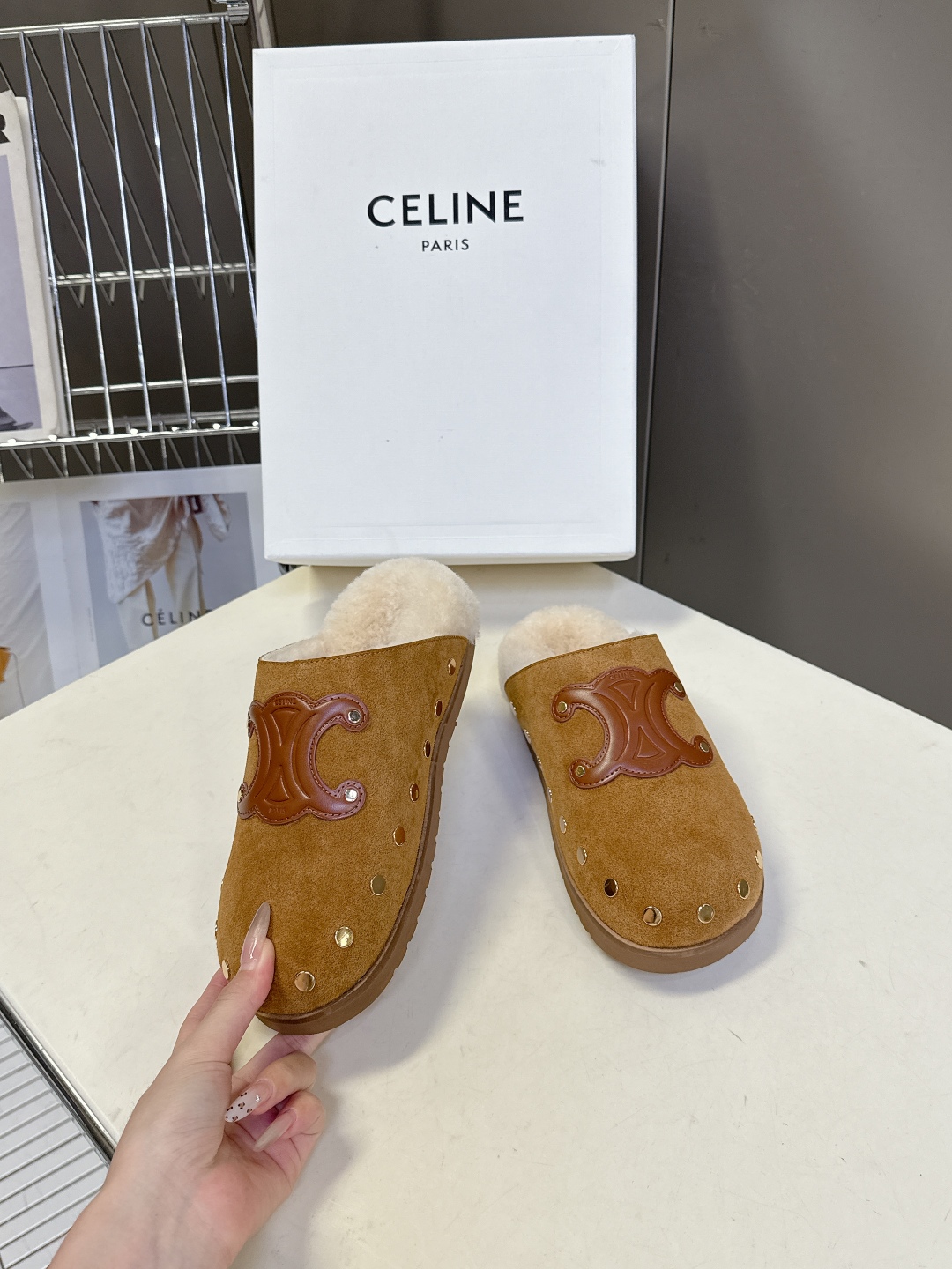  Celine思琳凯旋门秋冬新款勃肯毛毛 包头拖
高级感十足 网红ins种草神器、非常复古风、气场十足单