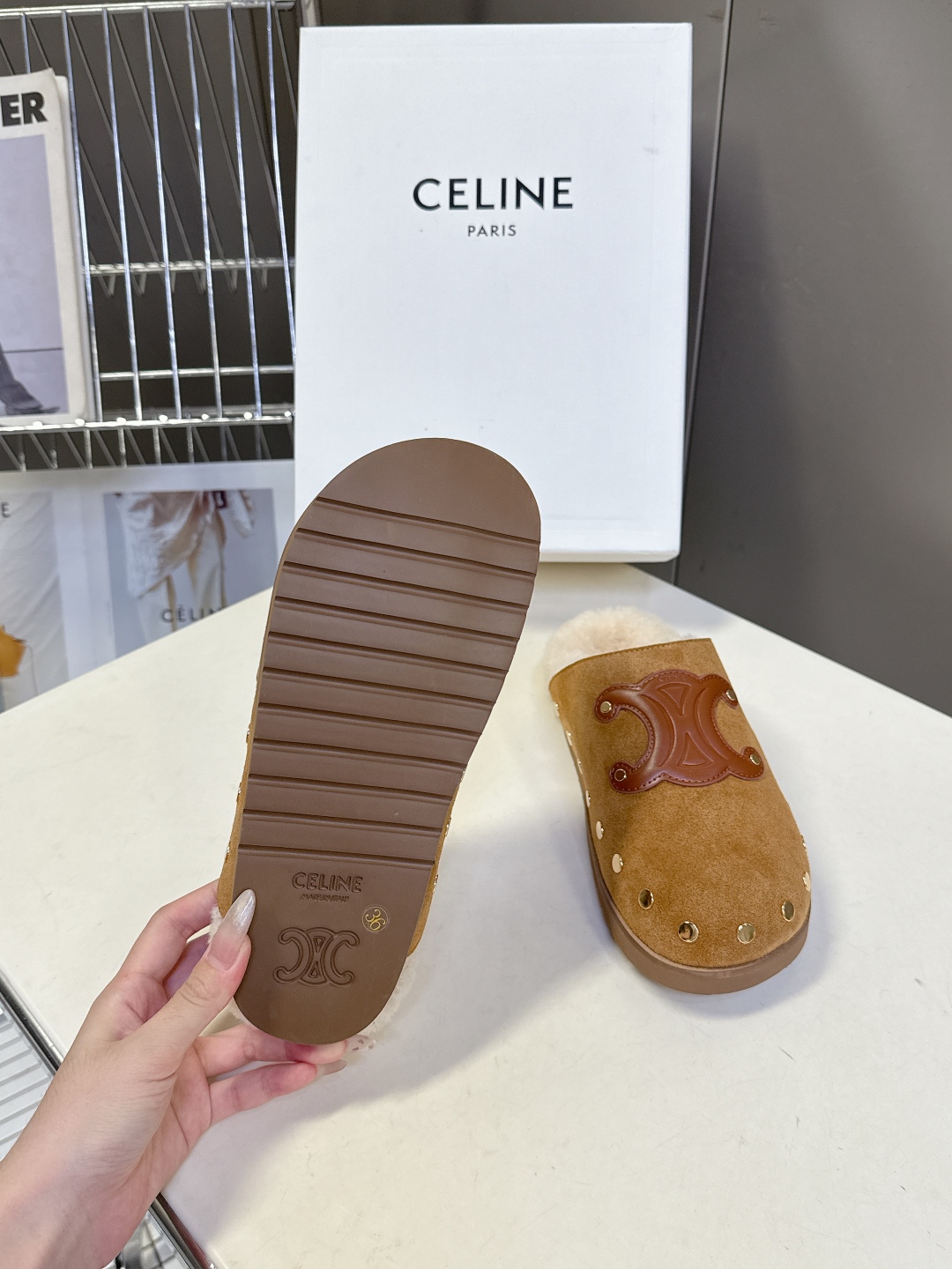 Celine思琳凯旋门秋冬新款勃肯毛毛 包头拖
高级感十足 网红ins种草神器、非常复古风、气场十足单