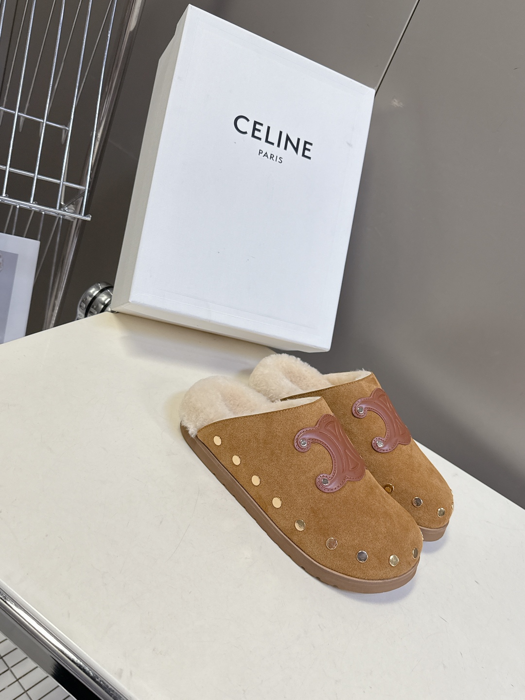  Celine思琳凯旋门秋冬新款勃肯毛毛 包头拖
高级感十足 网红ins种草神器、非常复古风、气场十足单