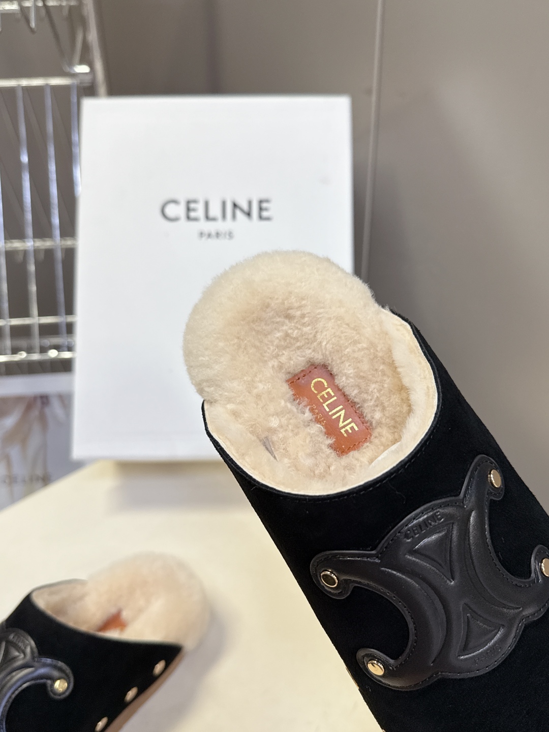  Celine思琳凯旋门秋冬新款勃肯毛毛 包头拖
高级感十足 网红ins种草神器、非常复古风、气场十足单