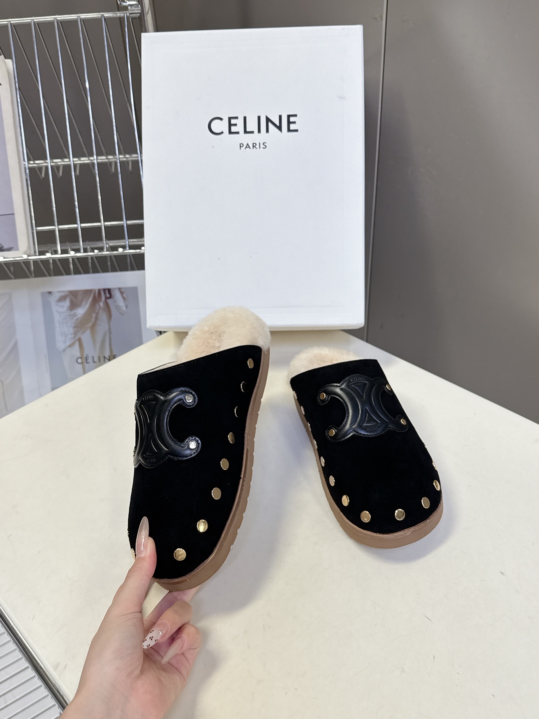  Celine思琳凯旋门秋冬新款勃肯毛毛 包头拖
高级感十足 网红ins种草神器、非常复古风、气场十足单