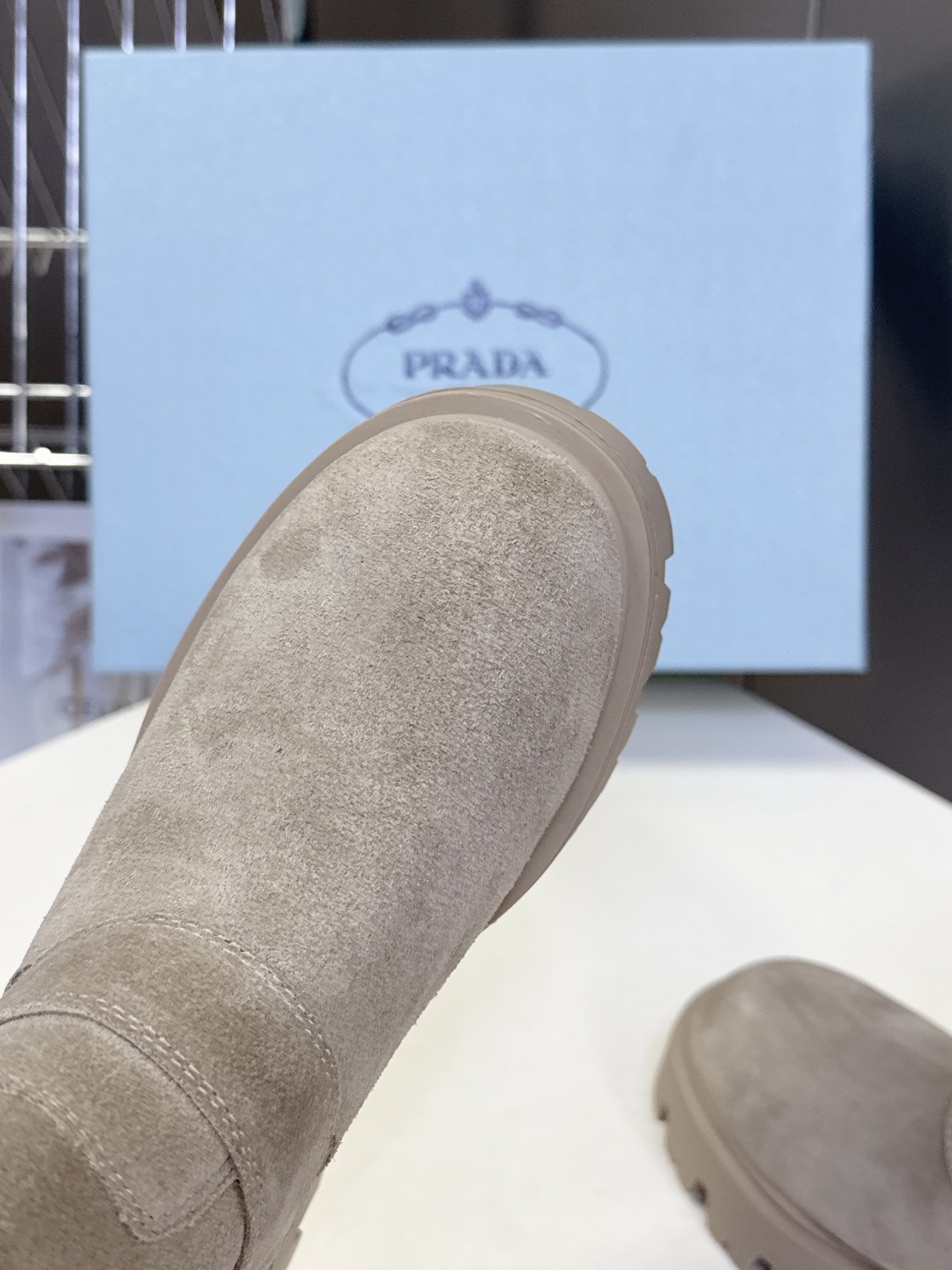  PRADA 普拉达秋冬最新款三角标一脚蹬女靴 
超多明星网红种草 冬天买不到的系列，绝对是今年的大爆款