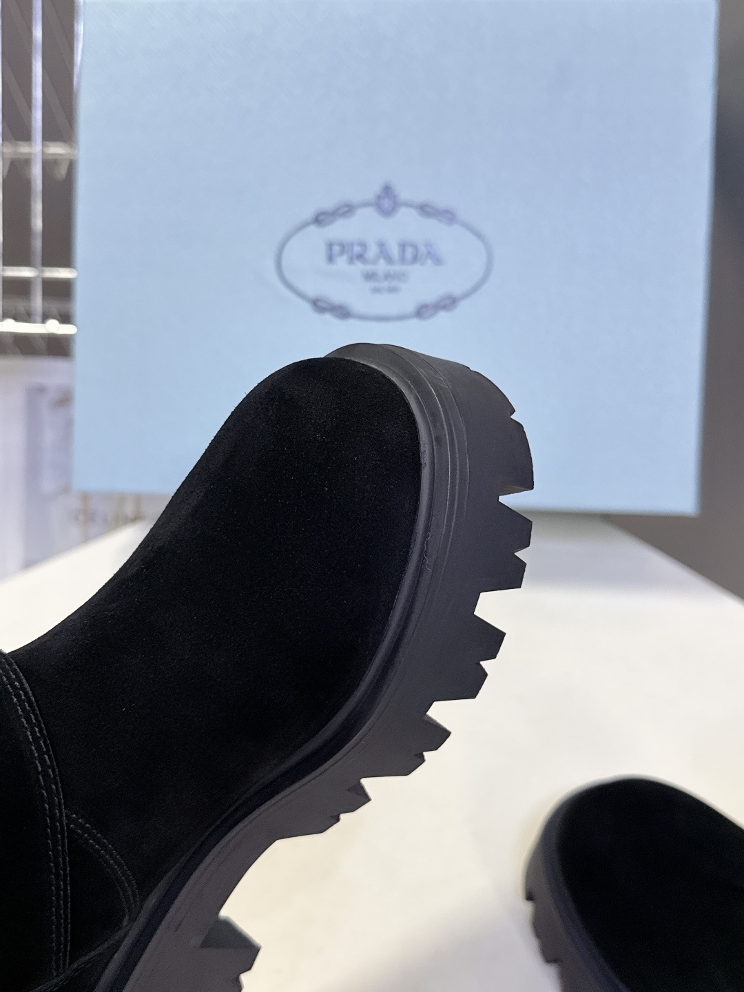 PRADA 普拉达秋冬最新款三角标一脚蹬女靴 
超多明星网红种草 冬天买不到的系列,绝对是今年的大爆款