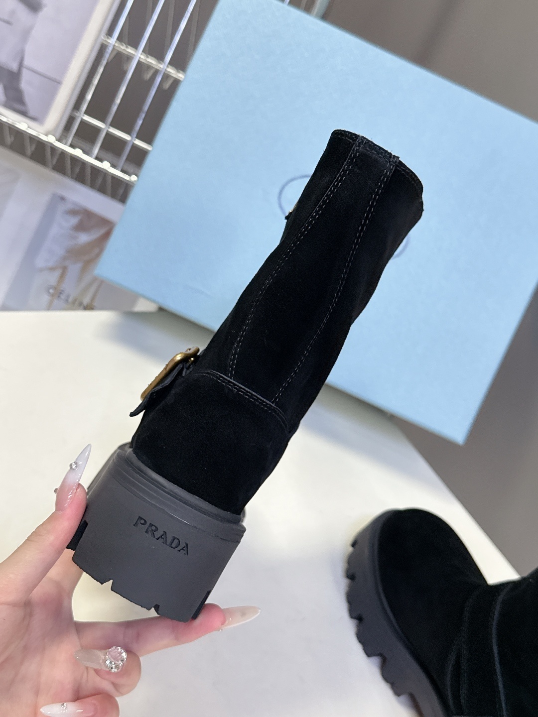 PRADA 普拉达秋冬最新款三角标一脚蹬女靴 
超多明星网红种草 冬天买不到的系列,绝对是今年的大爆款