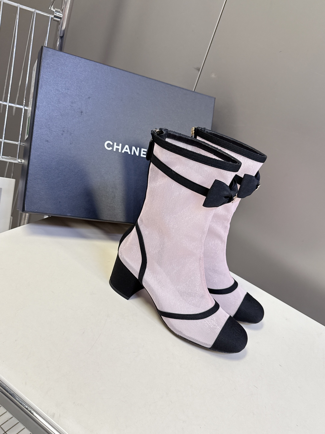 Chanel香奈儿最新秋冬款25B网纱蝴蝶结靴

超多明星时尚博主种草 主打都是甜甜的颜色 直击我心 