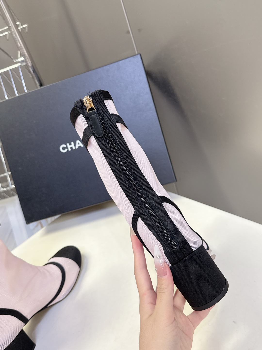  Chanel香奈儿最新秋冬款25B网纱蝴蝶结靴

超多明星时尚博主种草 主打都是甜甜的颜色 直击我心 