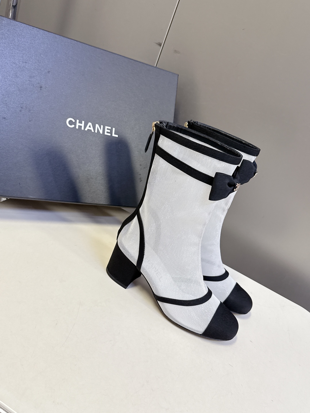  Chanel香奈儿最新秋冬款25B网纱蝴蝶结靴

超多明星时尚博主种草 主打都是甜甜的颜色 直击我心 