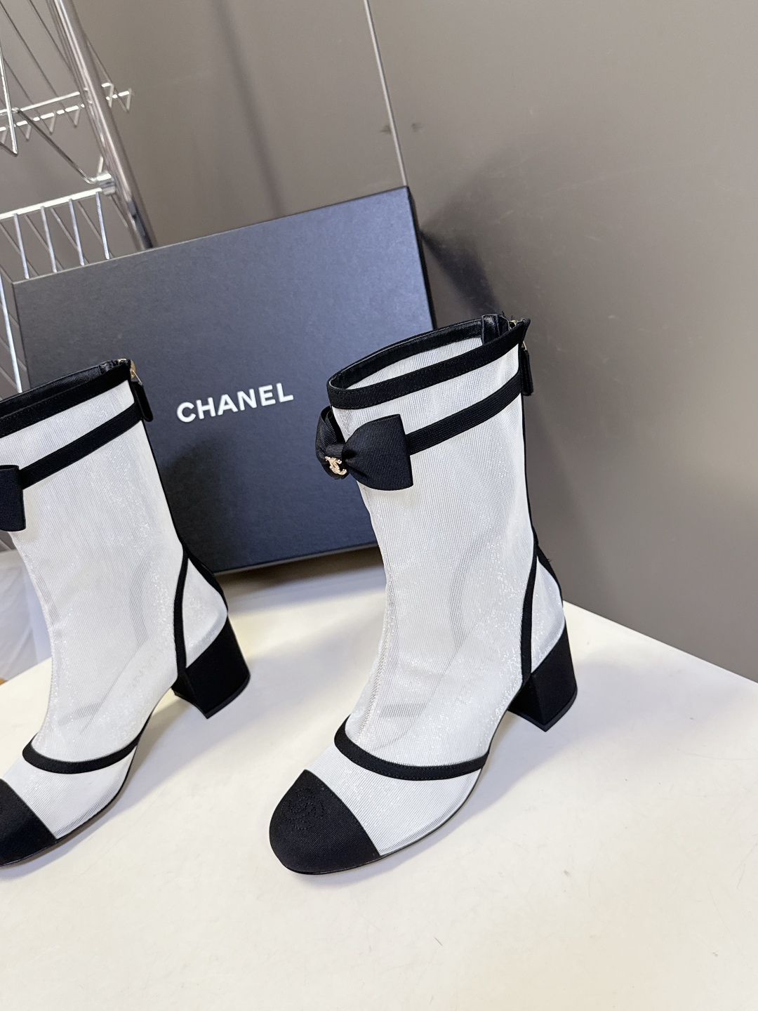  Chanel香奈儿最新秋冬款25B网纱蝴蝶结靴

超多明星时尚博主种草 主打都是甜甜的颜色 直击我心 