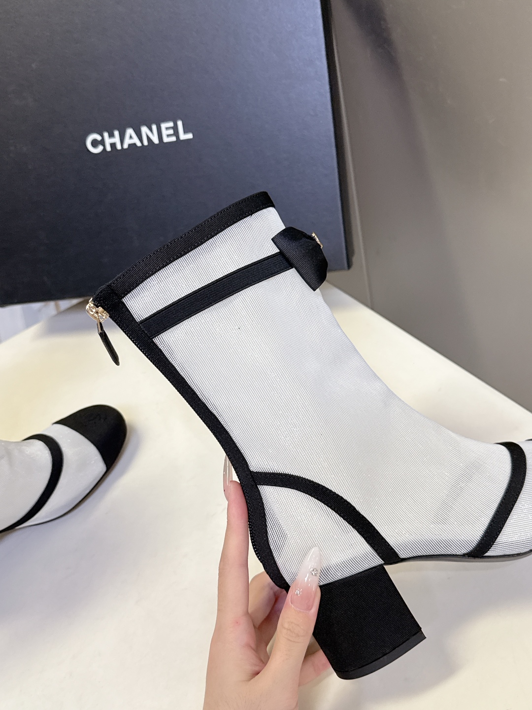  Chanel香奈儿最新秋冬款25B网纱蝴蝶结靴

超多明星时尚博主种草 主打都是甜甜的颜色 直击我心 
