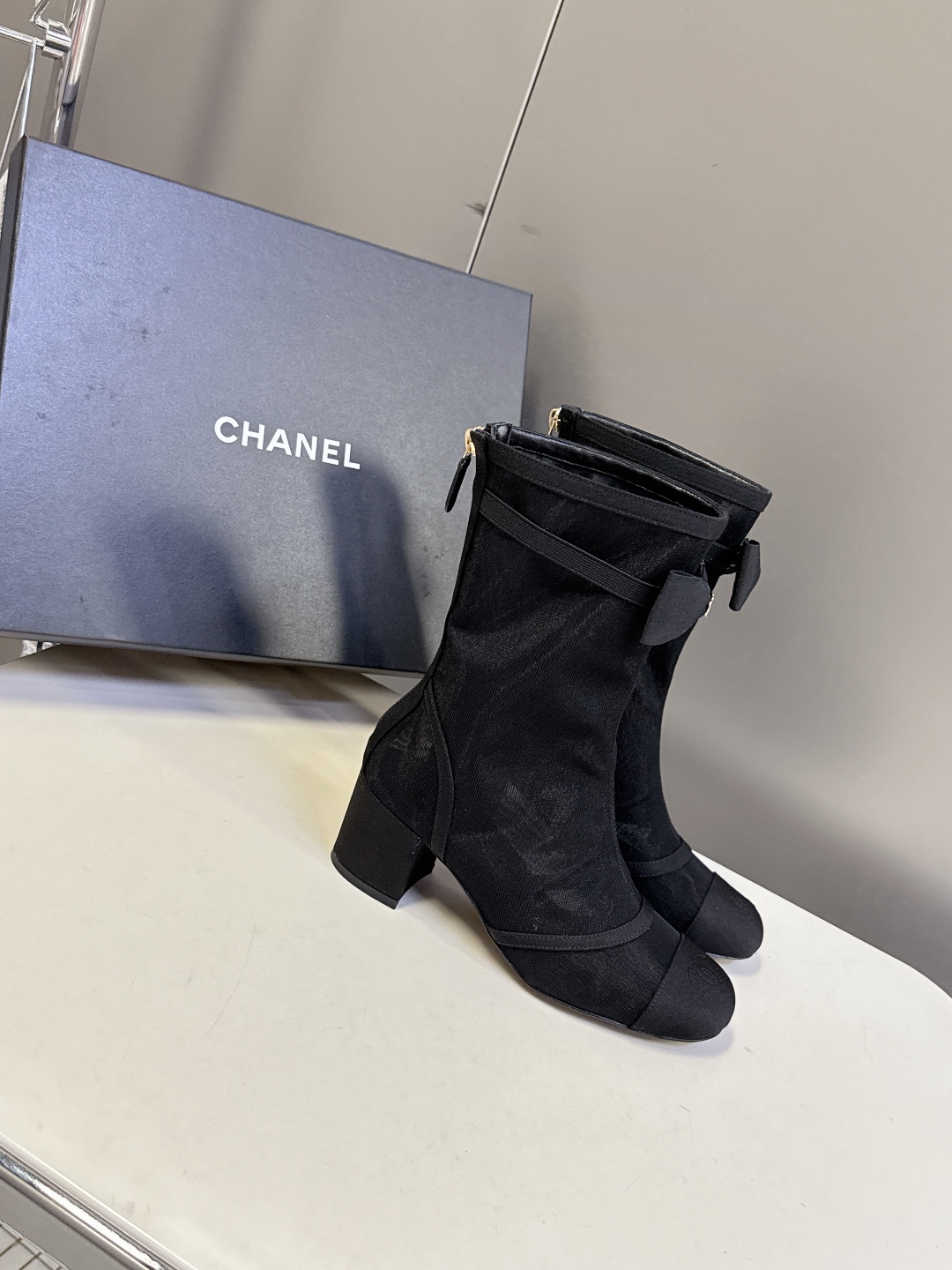  Chanel香奈儿最新秋冬款25B网纱蝴蝶结靴

超多明星时尚博主种草 主打都是甜甜的颜色 直击我心 
