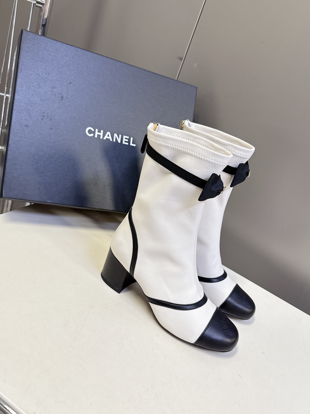  Chanel香奈儿最新秋冬款25B网纱蝴蝶结靴

超多明星时尚博主种草 主打都是甜甜的颜色 直击我心 