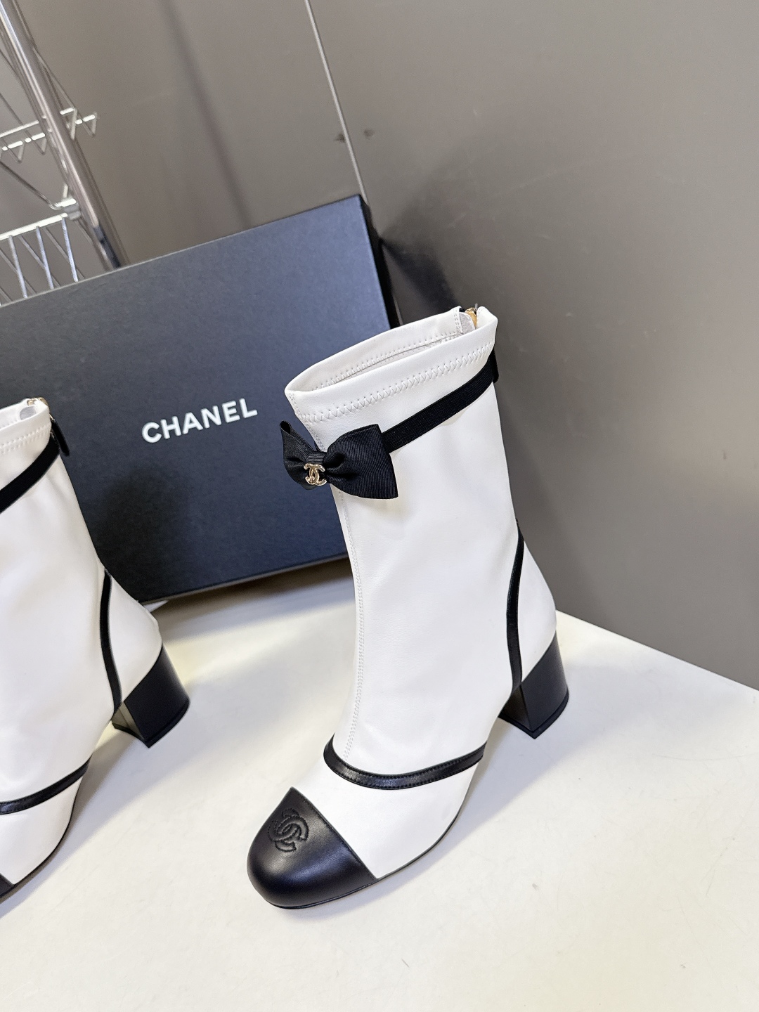  Chanel香奈儿最新秋冬款25B网纱蝴蝶结靴

超多明星时尚博主种草 主打都是甜甜的颜色 直击我心 