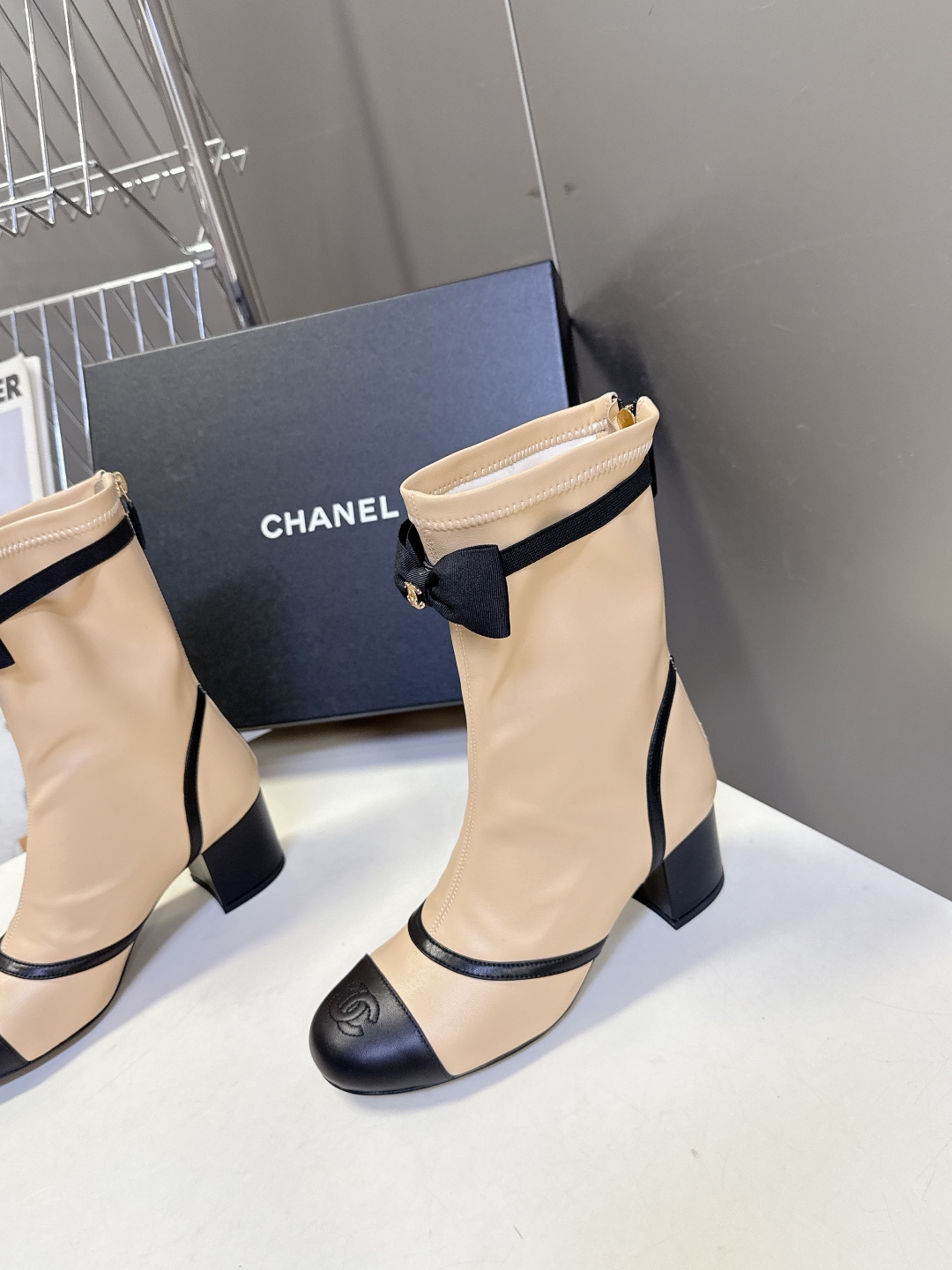  Chanel香奈儿最新秋冬款25B网纱蝴蝶结靴

超多明星时尚博主种草 主打都是甜甜的颜色 直击我心 