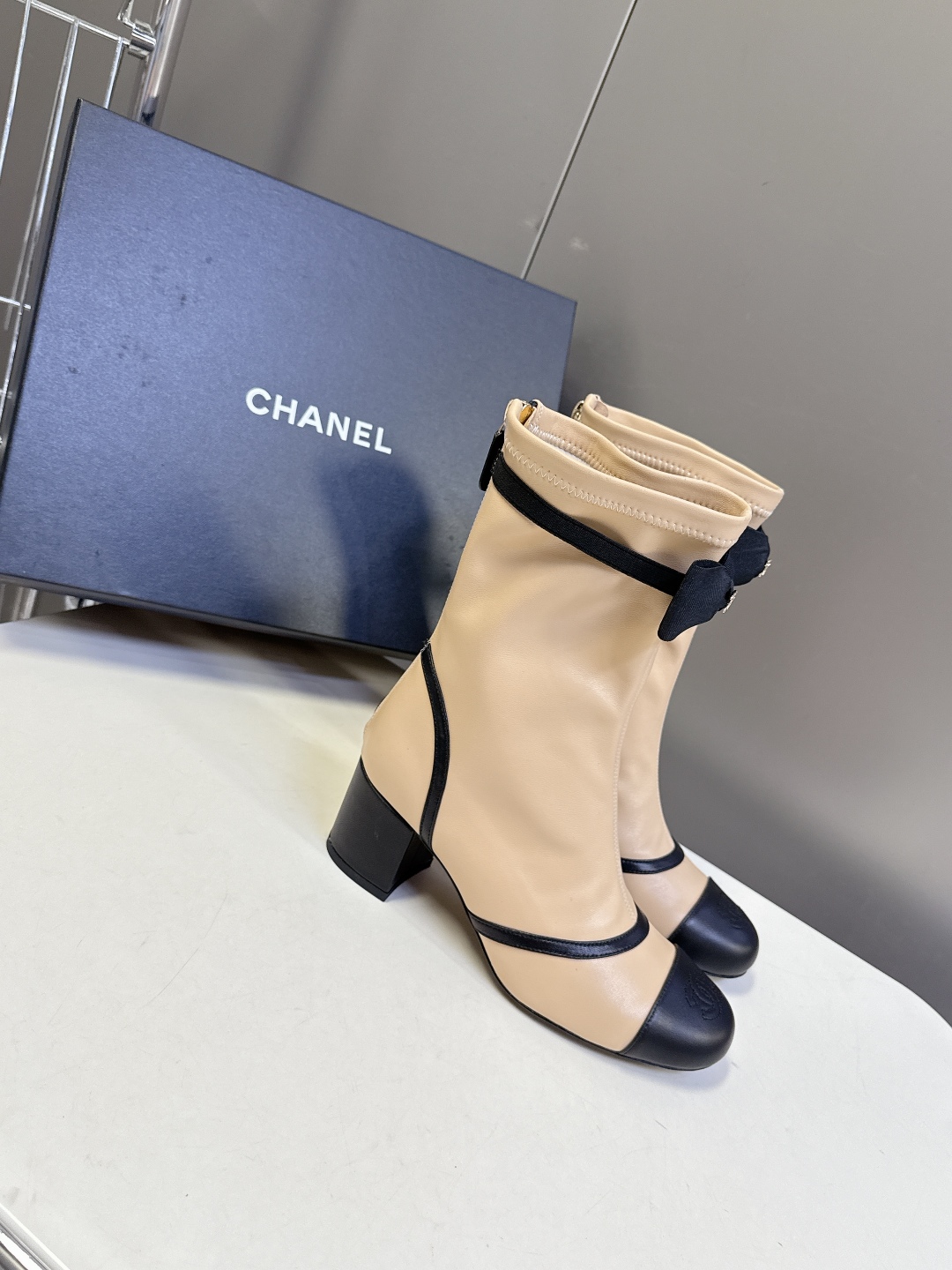  Chanel香奈儿最新秋冬款25B网纱蝴蝶结靴

超多明星时尚博主种草 主打都是甜甜的颜色 直击我心 
