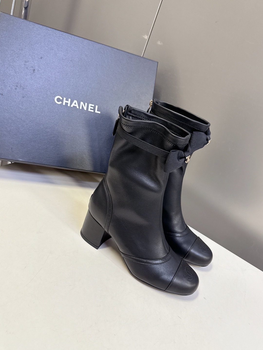  Chanel香奈儿最新秋冬款25B网纱蝴蝶结靴

超多明星时尚博主种草 主打都是甜甜的颜色 直击我心 