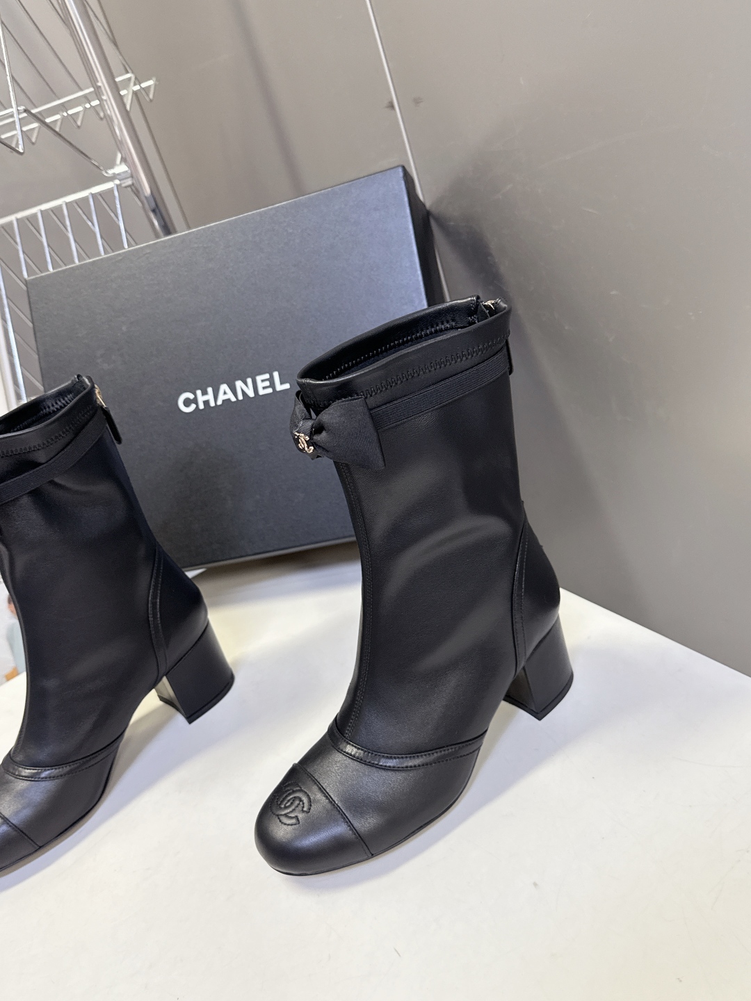  Chanel香奈儿最新秋冬款25B网纱蝴蝶结靴

超多明星时尚博主种草 主打都是甜甜的颜色 直击我心 