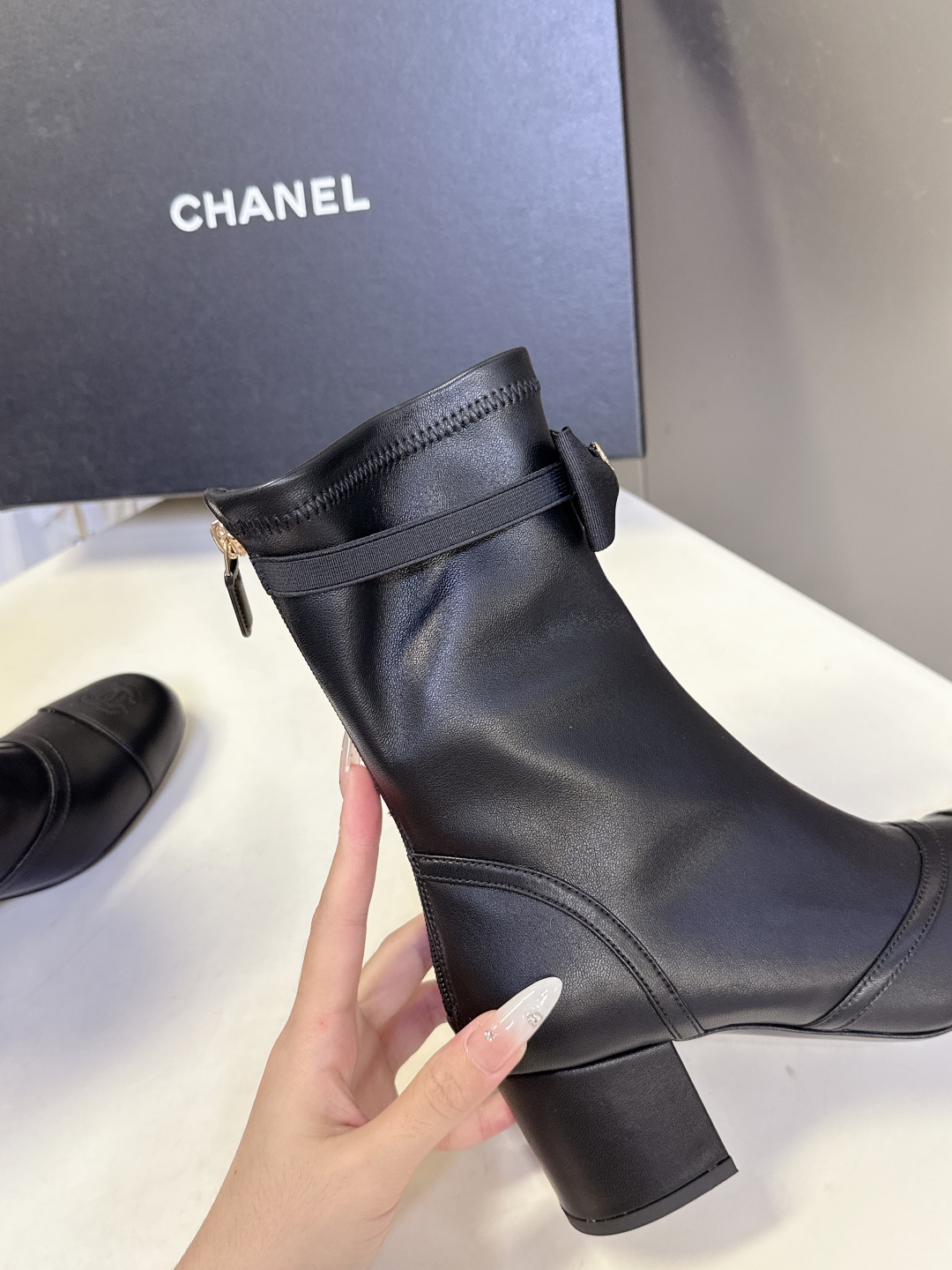  Chanel香奈儿最新秋冬款25B网纱蝴蝶结靴

超多明星时尚博主种草 主打都是甜甜的颜色 直击我心 