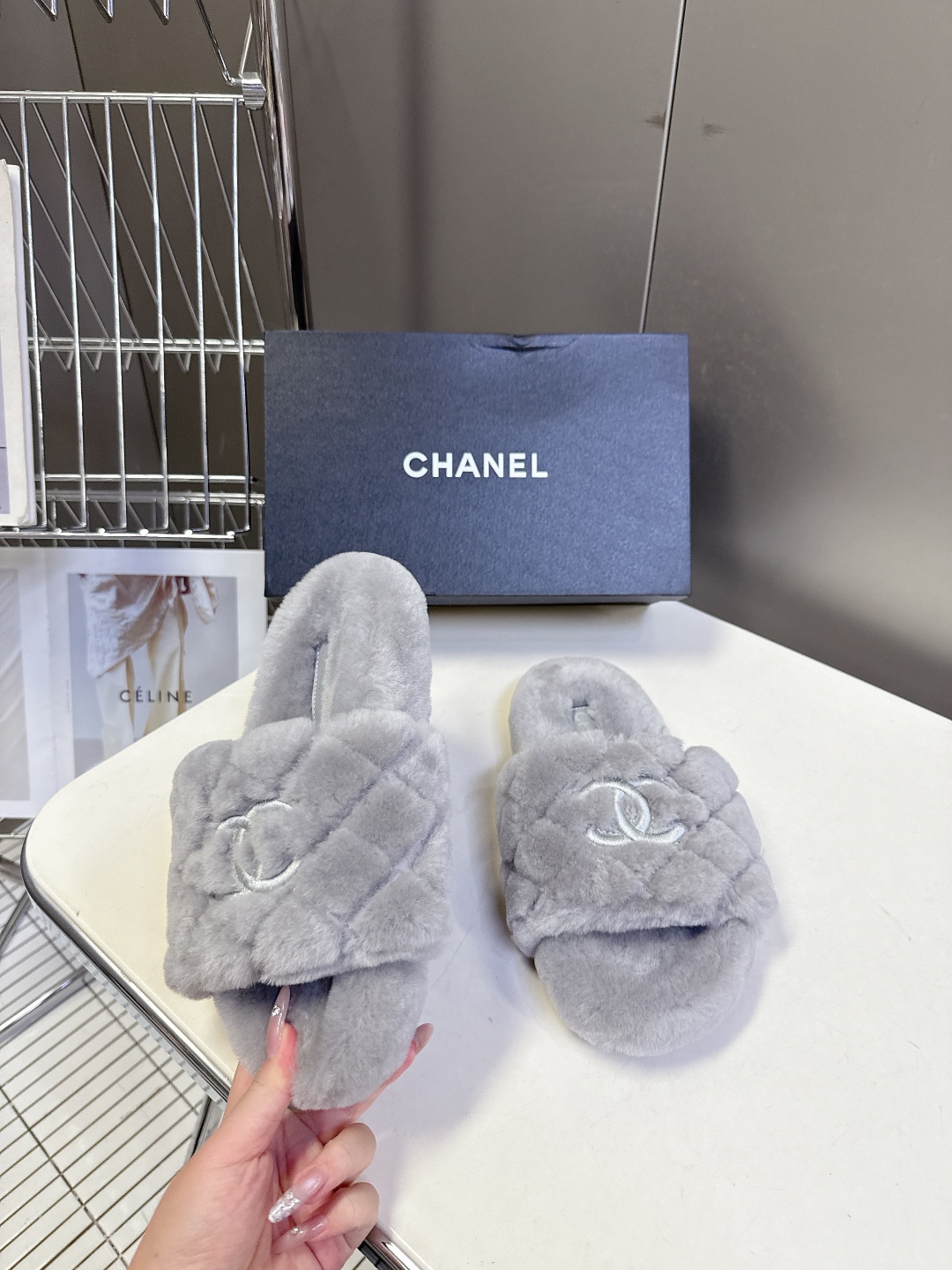 香奈儿CHANEL秋冬最新款双C毛拖～ 超多明星网红种草 这双毛拖也是好好看 设计细节感拉满 经典双C图