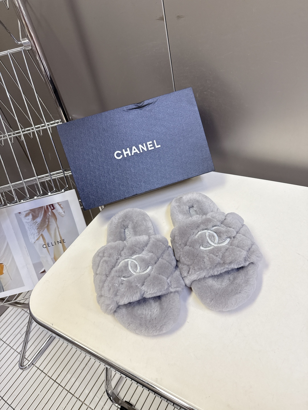 香奈儿CHANEL秋冬最新款双C毛拖～ 超多明星网红种草 这双毛拖也是好好看 设计细节感拉满 经典双C图