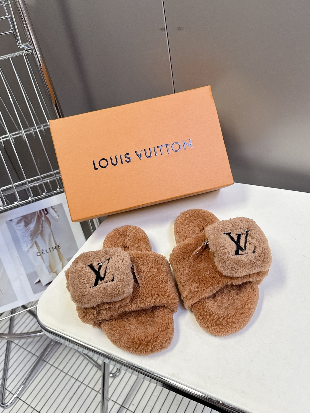 路易威登Louis Vuiton 驴家秋冬最新款毛拖~ 超多明星网红种草 这双毛拖也是好好看 小包包设计