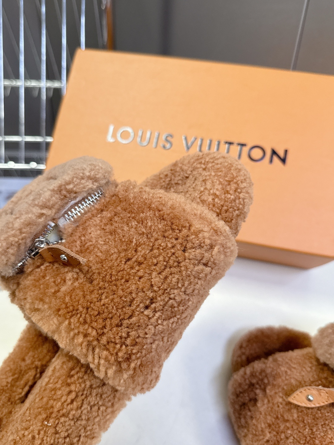 路易威登Louis Vuiton 驴家秋冬最新款毛拖~ 超多明星网红种草 这双毛拖也是好好看 小包包设计
