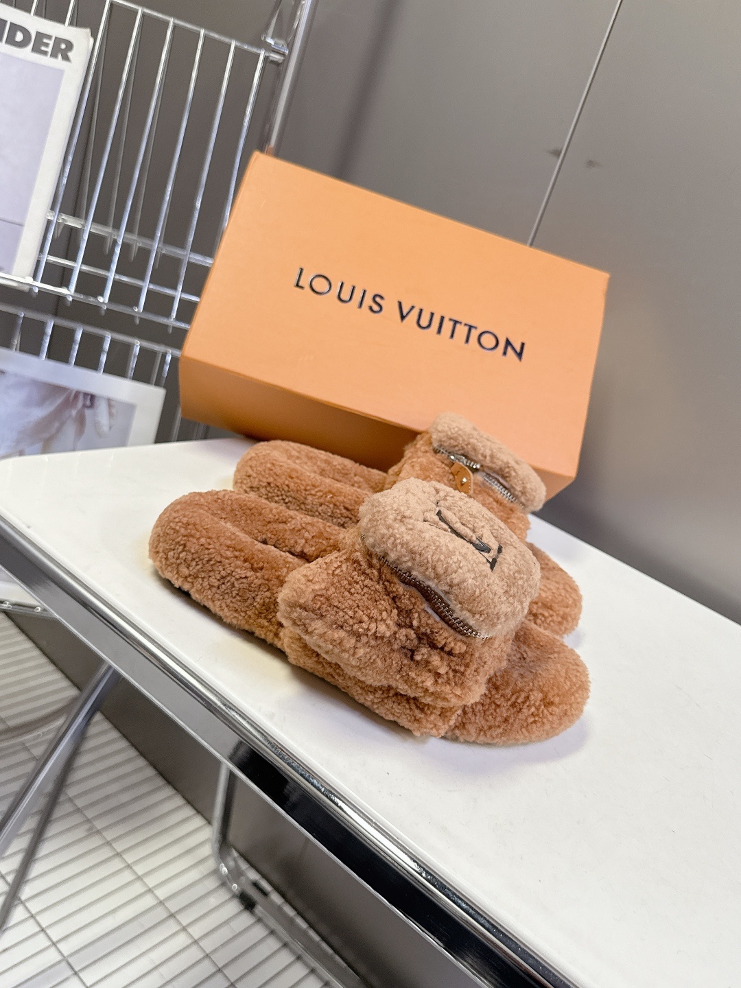 路易威登Louis Vuiton 驴家秋冬最新款毛拖~ 超多明星网红种草 这双毛拖也是好好看 小包包设计