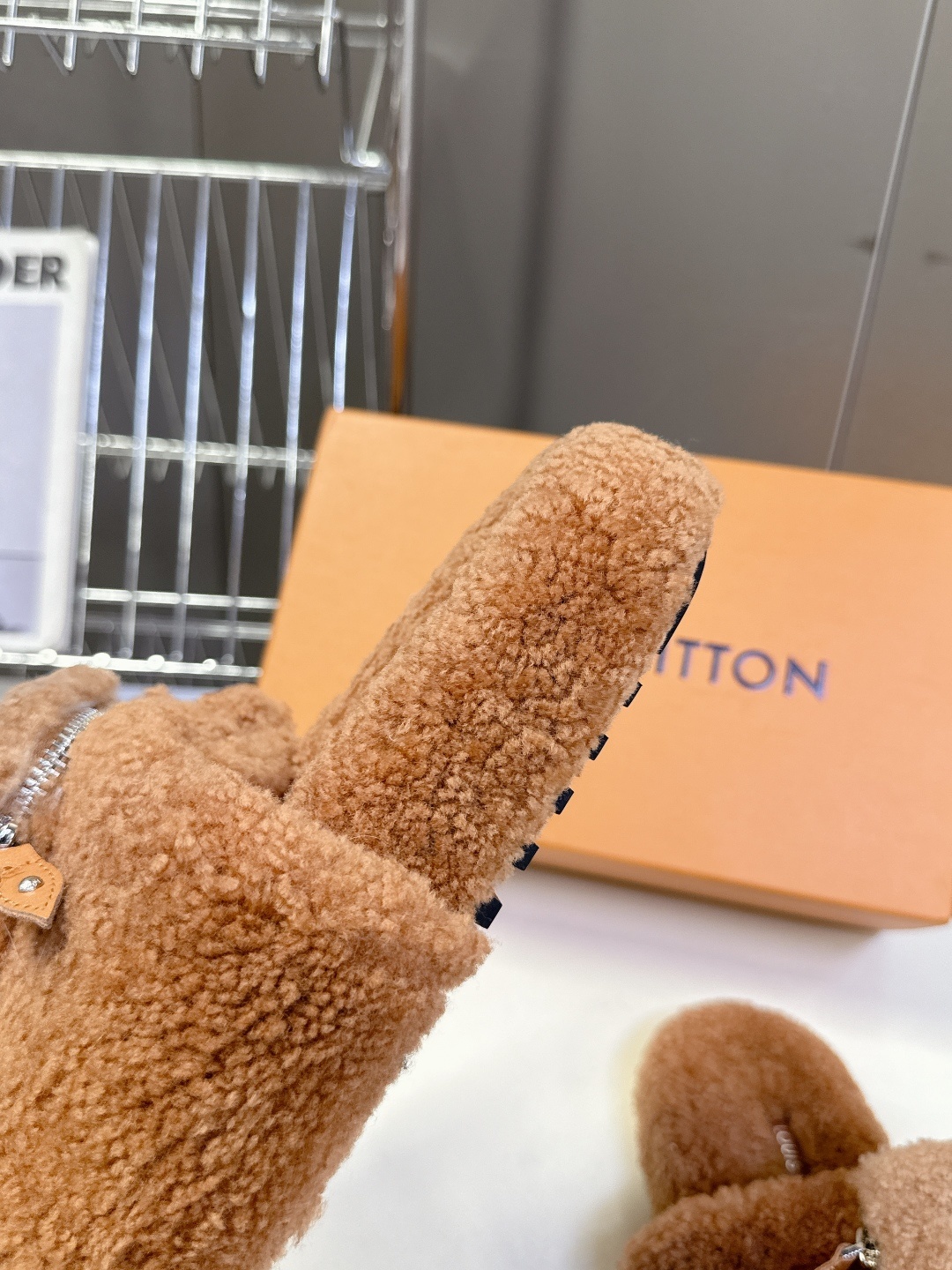 路易威登Louis Vuiton 驴家秋冬最新款毛拖~ 超多明星网红种草 这双毛拖也是好好看 小包包设计
