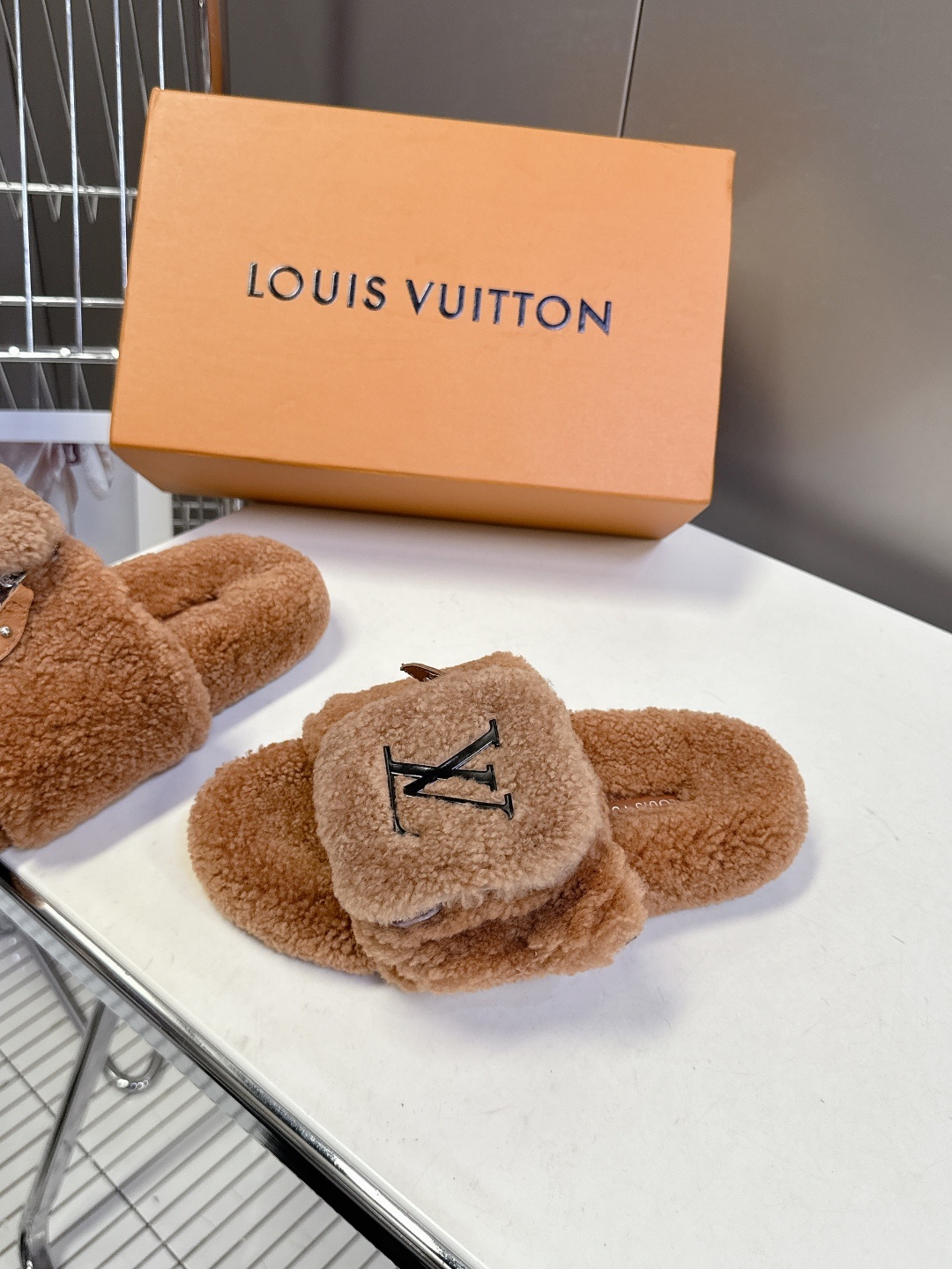 路易威登Louis Vuiton 驴家秋冬最新款毛拖~ 超多明星网红种草 这双毛拖也是好好看 小包包设计