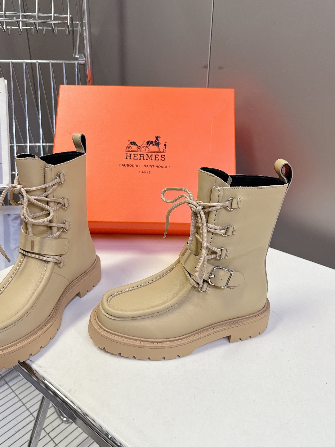 Hermes 爱马仕秋冬最新款机车风皮带扣系带短靴 长靴 专柜超难配货 🐎家靴子的设计风格通常以经典简约