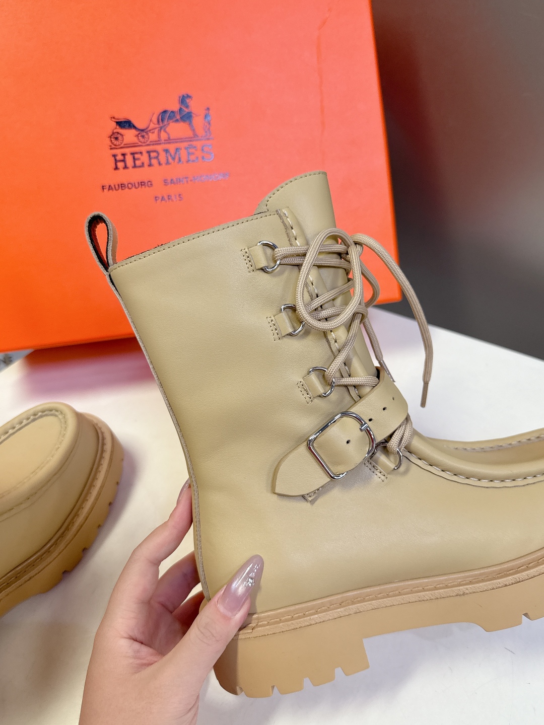 Hermes 爱马仕秋冬最新款机车风皮带扣系带短靴 长靴 专柜超难配货 🐎家靴子的设计风格通常以经典简约
