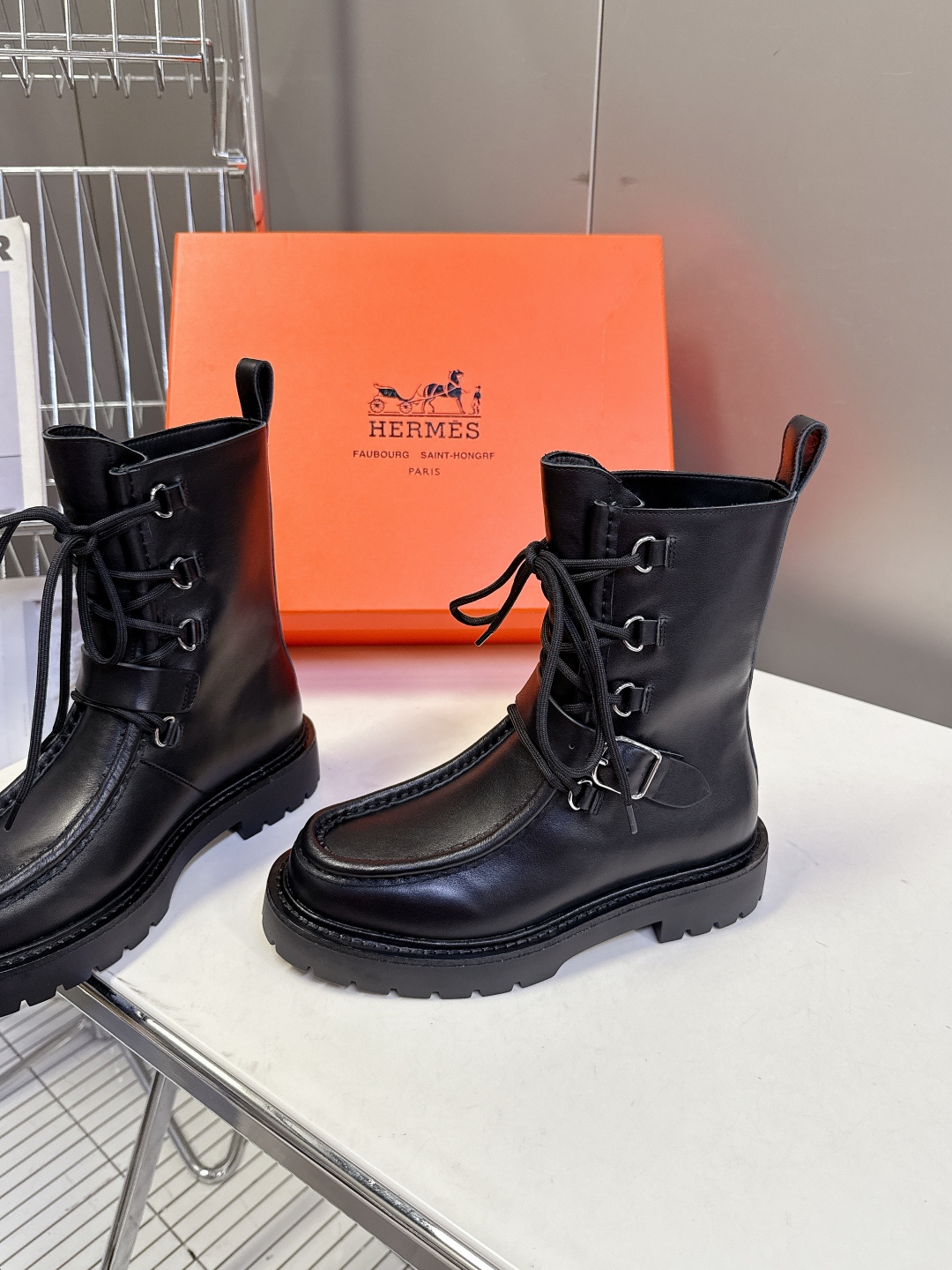 Hermes 爱马仕秋冬最新款机车风皮带扣系带短靴 长靴 专柜超难配货 🐎家靴子的设计风格通常以经典简约