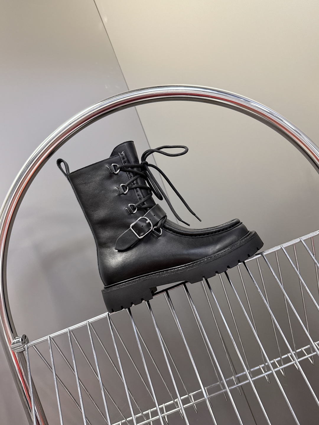 Hermes 爱马仕秋冬最新款机车风皮带扣系带短靴 长靴 专柜超难配货 🐎家靴子的设计风格通常以经典简约