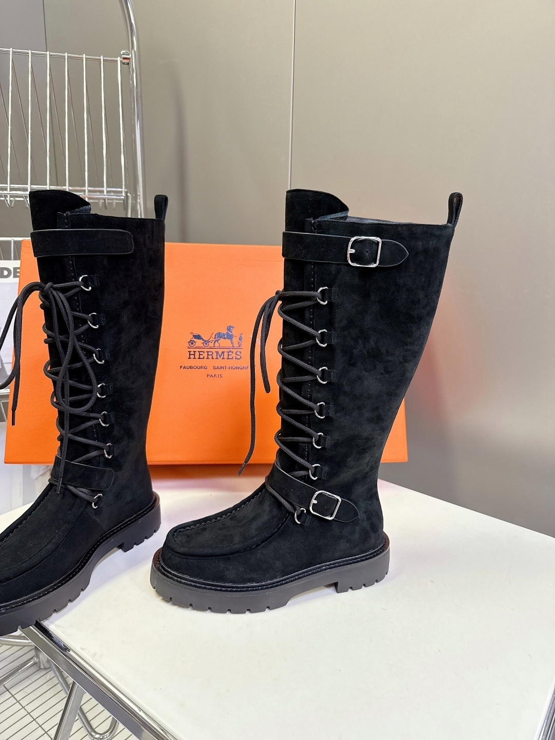 Hermes 爱马仕秋冬最新款机车风皮带扣系带短靴 长靴 专柜超难配货 🐎家靴子的设计风格通常以经典简约