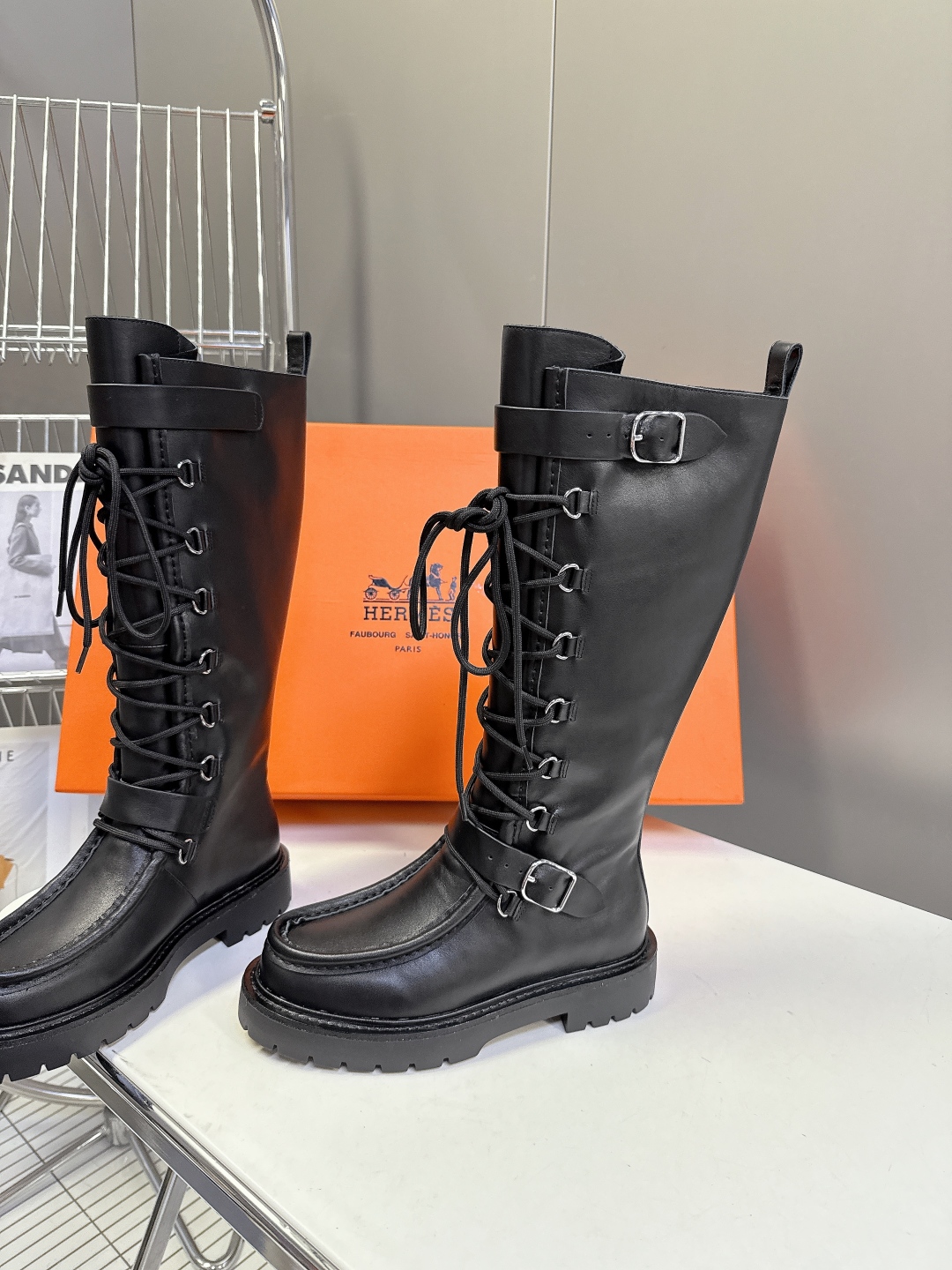 Hermes 爱马仕秋冬最新款机车风皮带扣系带短靴 长靴 专柜超难配货 🐎家靴子的设计风格通常以经典简约