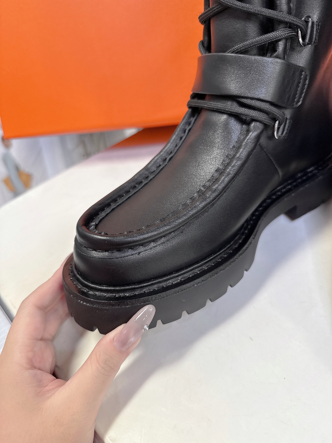 Hermes 爱马仕秋冬最新款机车风皮带扣系带短靴 长靴 专柜超难配货 🐎家靴子的设计风格通常以经典简约