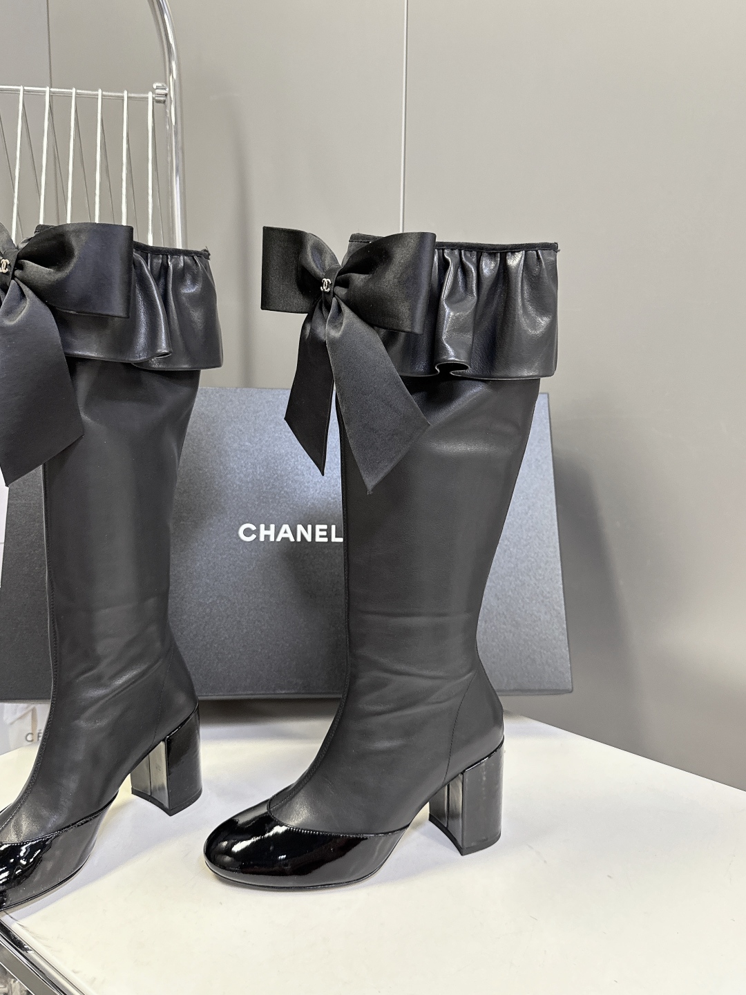 CHANEL香奈儿25秋冬走秀款蝴蝶结长靴小红书力推款 怎么搭配都好看 时髦精必备 香奈儿女士钟爱简约又