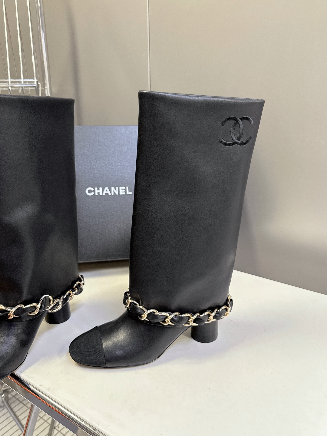 CHANEL香奈儿经典秀款四季裤筒靴强烈推荐 一定要买的神仙靴子 贼显腿长！比例王！超多明星时尚博主种草
