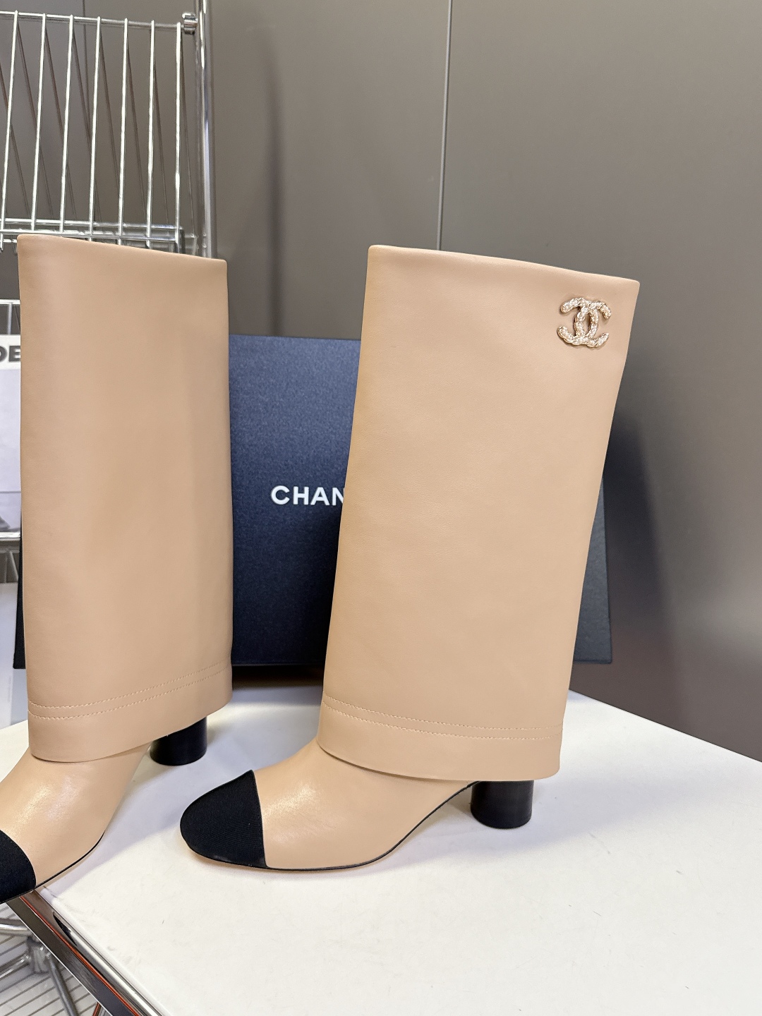 CHANEL香奈儿经典秀款四季裤筒靴强烈推荐 一定要买的神仙靴子 贼显腿长！比例王！超多明星时尚博主种草