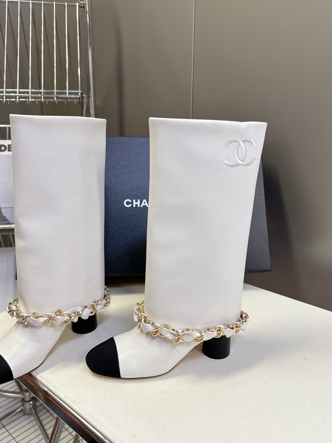 CHANEL香奈儿经典秀款四季裤筒靴强烈推荐 一定要买的神仙靴子 贼显腿长！比例王！超多明星时尚博主种草