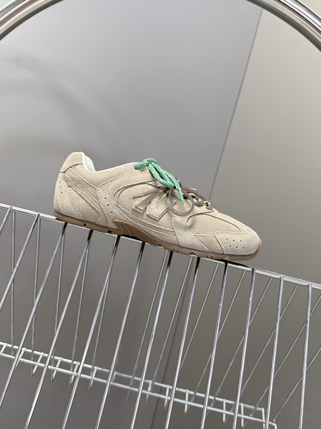 Miu Miu✖️New Balance 联名系列运动鞋、各大品牌都热衷于跨界联名、缪缪这次联名诚意满满