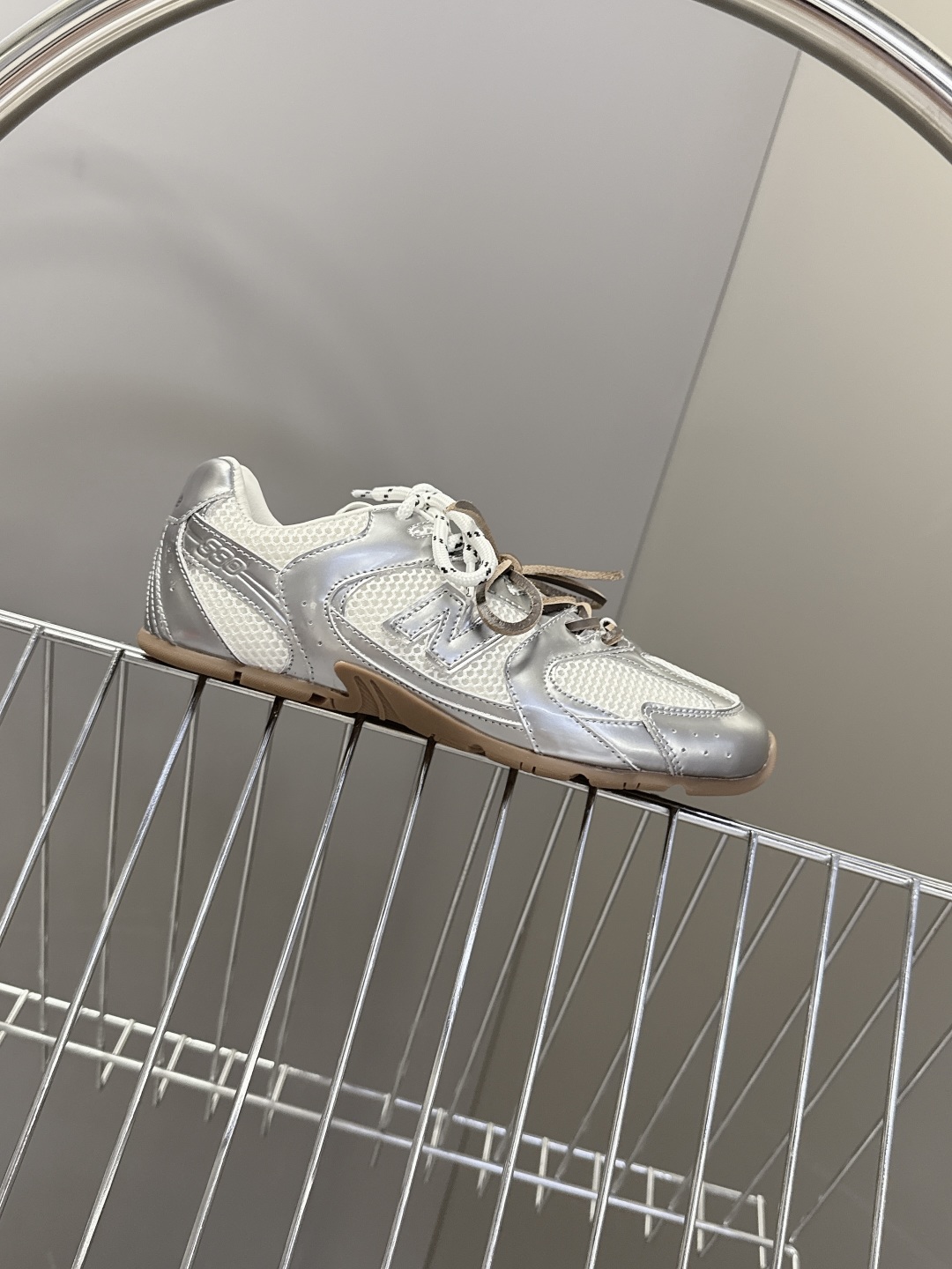 Miu Miu✖️New Balance 联名系列运动鞋、各大品牌都热衷于跨界联名、缪缪这次联名诚意满满