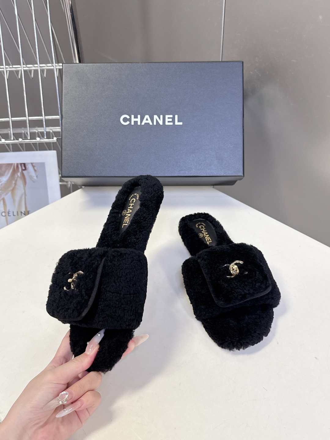 香奈儿CHANEL秋冬最新款双C毛拖～ 超多明星网红种草 这双毛拖也是好好看 设计细节感拉满 经典双C图