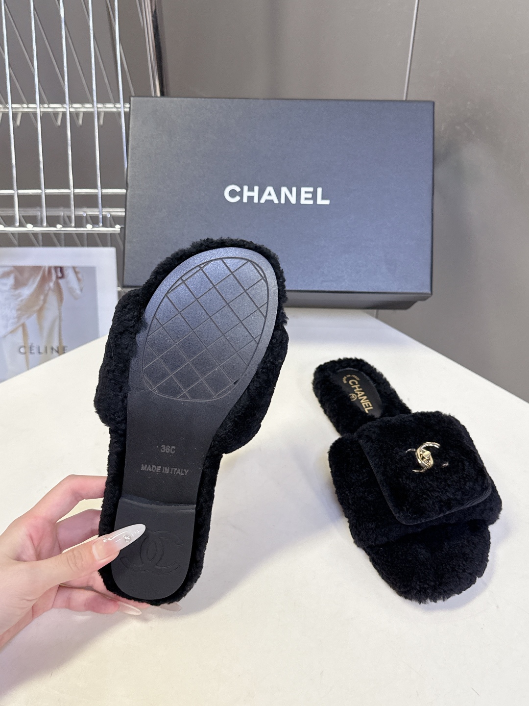 香奈儿CHANEL秋冬最新款双C毛拖～ 超多明星网红种草 这双毛拖也是好好看 设计细节感拉满 经典双C图