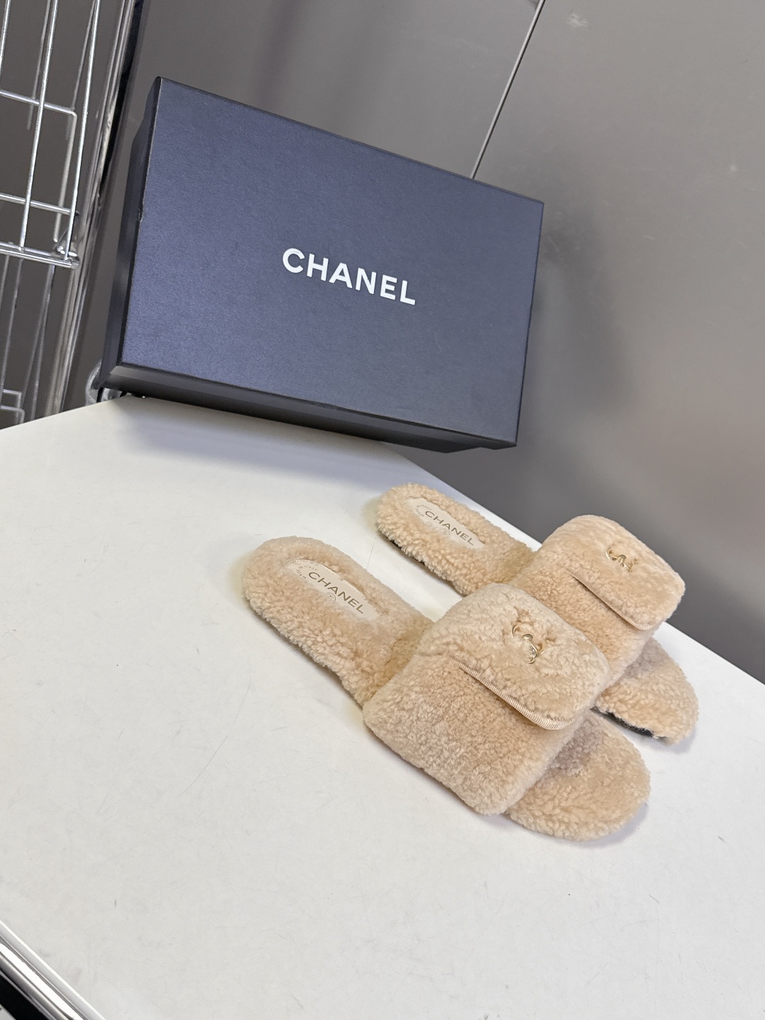 香奈儿CHANEL秋冬最新款双C毛拖～ 超多明星网红种草 这双毛拖也是好好看 设计细节感拉满 经典双C图
