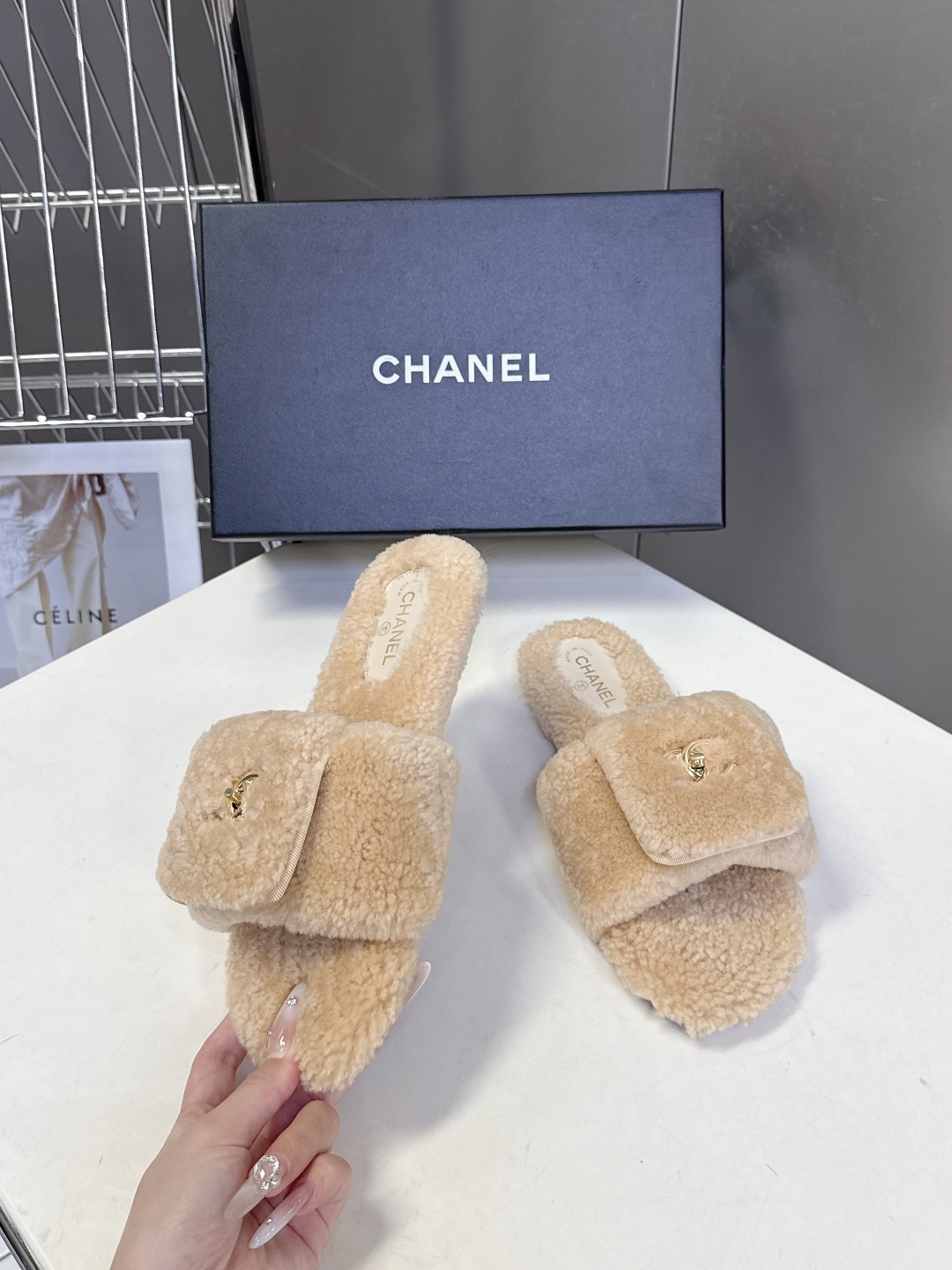 香奈儿CHANEL秋冬最新款双C毛拖～ 超多明星网红种草 这双毛拖也是好好看 设计细节感拉满 经典双C图